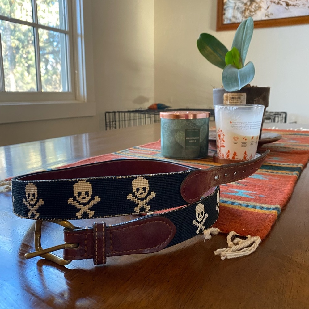 Skull and crossbones, Smathers and Branson embroidered belt